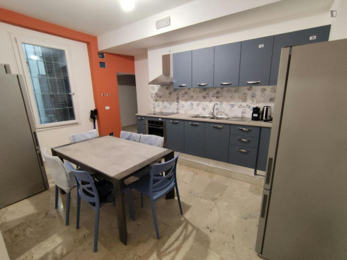 Bed in an ensuite twin bedroom with balcony in spacious apartment in the city center - Gallery - 11