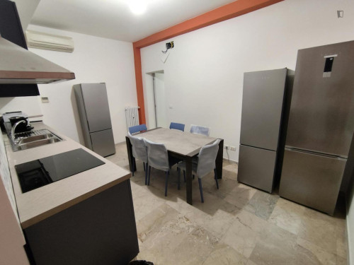 Bed in an ensuite twin bedroom with balcony in spacious apartment in the city center - Gallery - 39