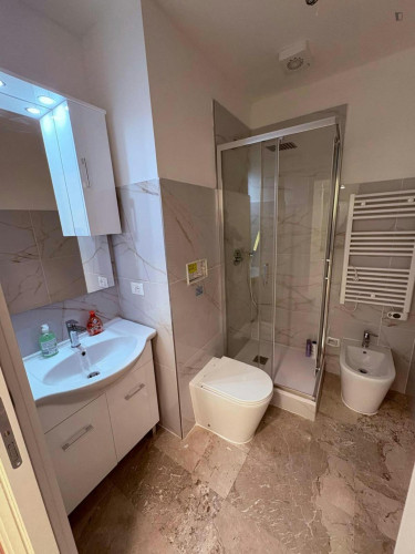 Bed in an ensuite twin bedroom with balcony in spacious apartment in the city center - Gallery - 13