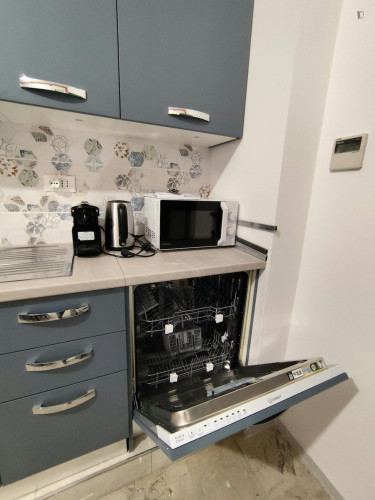 Bed in an ensuite twin bedroom with balcony in spacious apartment in the city center - Gallery - 35
