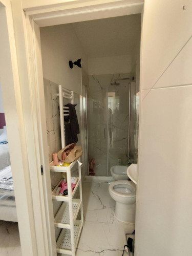 Bed in an ensuite twin bedroom with balcony in spacious apartment in the city center - Gallery - 32