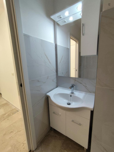Bed in an ensuite twin bedroom with balcony in spacious apartment in the city center - Gallery - 14