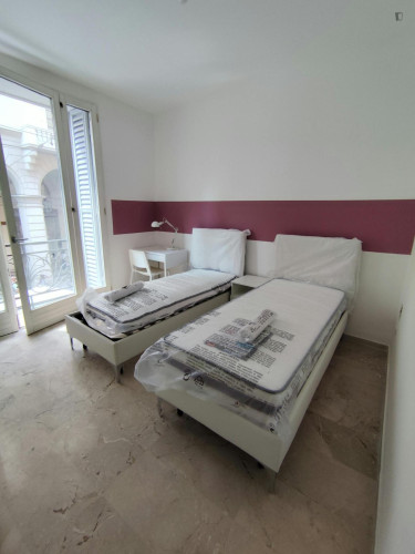 Bed in an ensuite twin bedroom with balcony in spacious apartment in the city center - Gallery - 23
