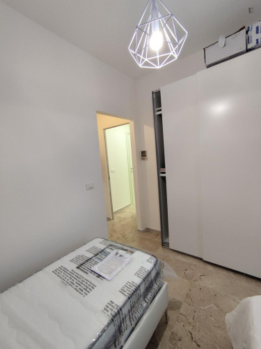 Bed in an ensuite twin bedroom with balcony in spacious apartment in the city center - Gallery - 27