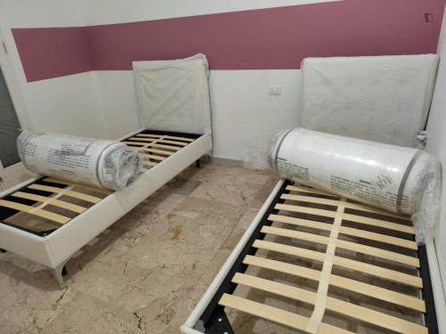 Bed in an ensuite twin bedroom with balcony in spacious apartment in the city center - Gallery - 22