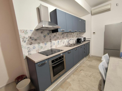 Bed in an ensuite twin bedroom with balcony in spacious apartment in the city center - Gallery - 37