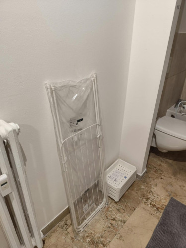 Bed in an ensuite twin bedroom with balcony in spacious apartment in the city center - Gallery - 8
