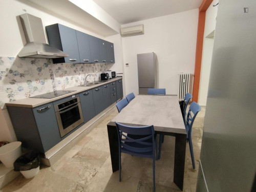 Bed in an ensuite twin bedroom with balcony in spacious apartment in the city center - Gallery - 38