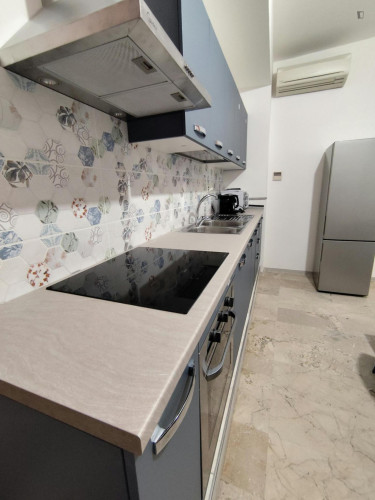 Bed in an ensuite twin bedroom with balcony in spacious apartment in the city center - Gallery - 36
