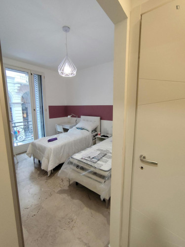 Bed in an ensuite twin bedroom with balcony in spacious apartment in the city center - Gallery - 26