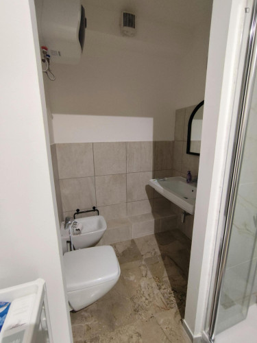 Bed in an ensuite twin bedroom with balcony in spacious apartment in the city center - Gallery - 5