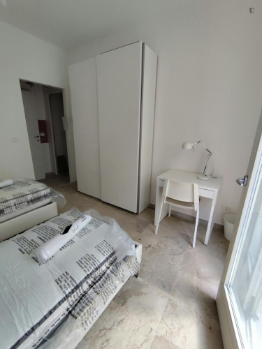 Bed in an ensuite twin bedroom with balcony in spacious apartment in the city center - Gallery - 25