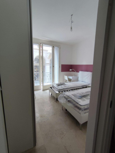 Bed in an ensuite twin bedroom with balcony in spacious apartment in the city center - Gallery - 28