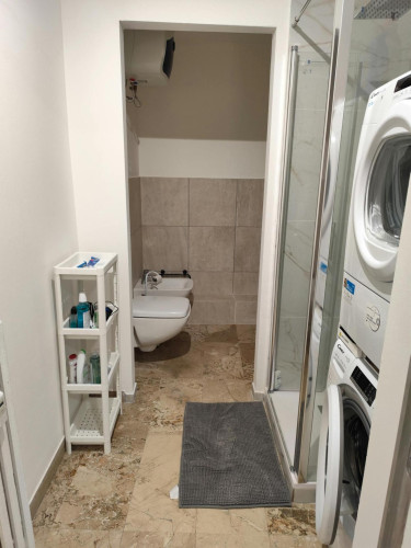 Bed in an ensuite twin bedroom with balcony in spacious apartment in the city center - Gallery - 6