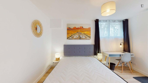 Interesting double ensuite bedroom in Nantes Nord