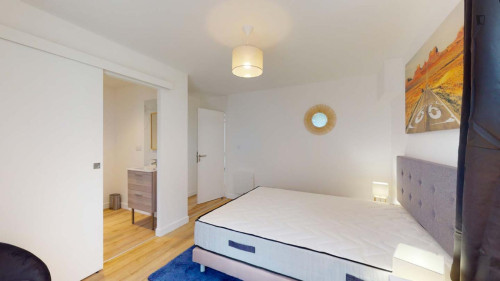 Interesting double ensuite bedroom in Nantes Nord