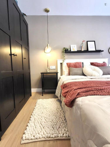 Bright single bedroom in shared flat in Pla del Bon Repòs