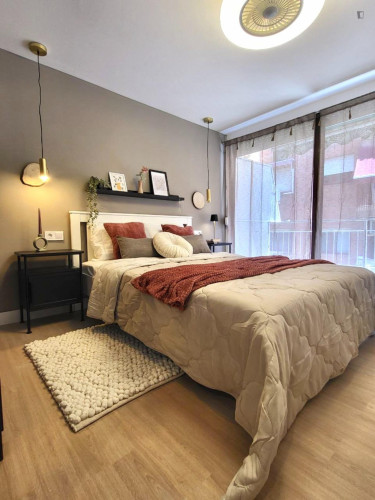 Bright single bedroom in shared flat in Pla del Bon Repòs