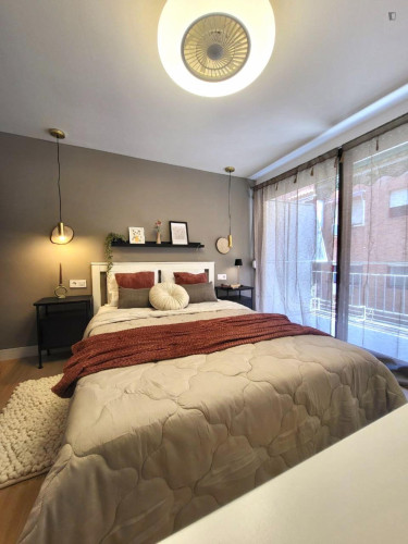 Bright single bedroom in shared flat in Pla del Bon Repòs