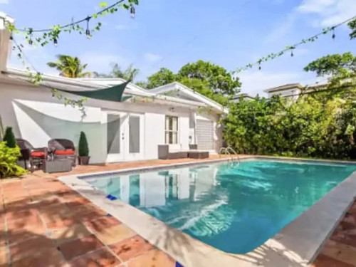 Comfortable and Convenient Coliving Steps from Aventura Mall in Urban Miami