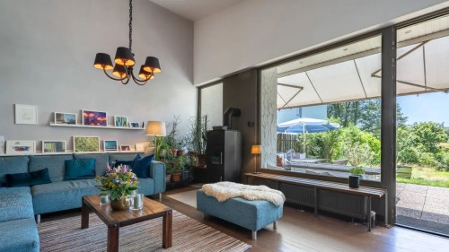 Cat seeks temporary roommate, spacious 3 rooms, kitchen, terrace, sauna, pool