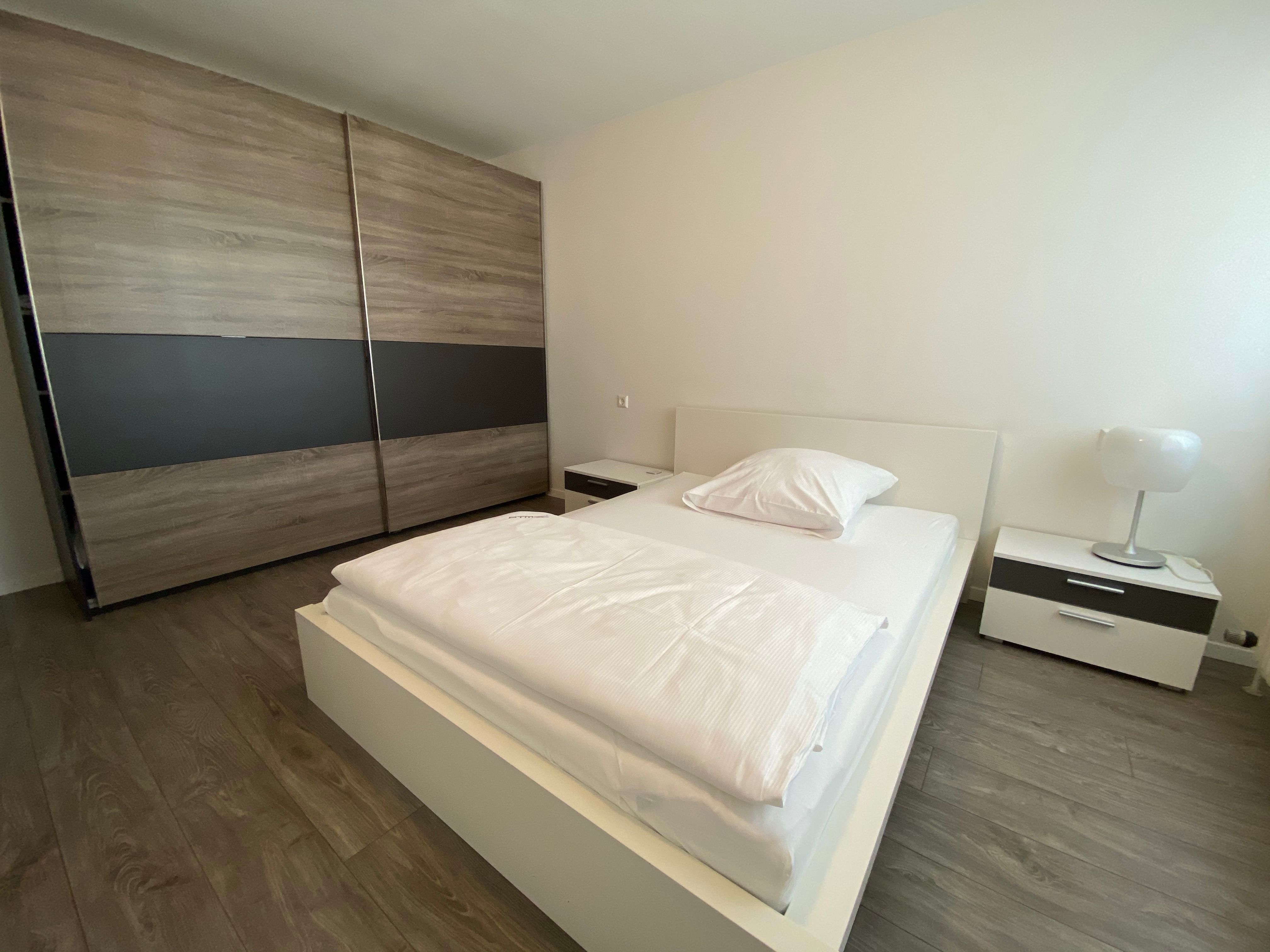 Chic 2 Room Apartment With Elevator And Underground Parking - 9