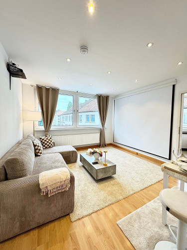 Top location! Stunning city apartment | Cinema screen | WiFi