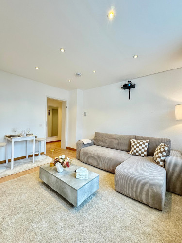 Top location! Stunning city apartment | Cinema screen | WiFi