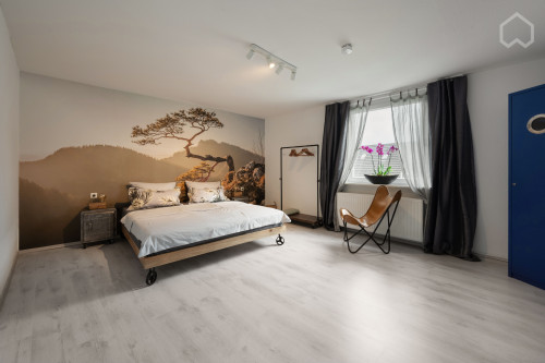 Newly renovated apartment in central location of Oberhausen with parking space