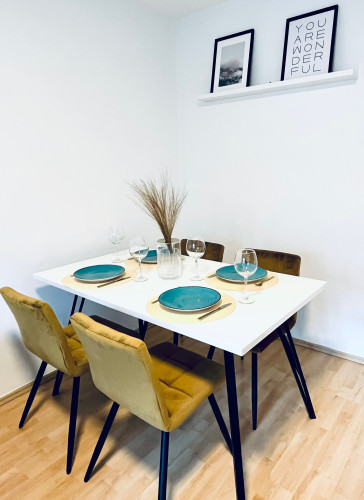Modern 3 room apartment with balcony, WiFi, kitchen & smart TV - Gallery - 2