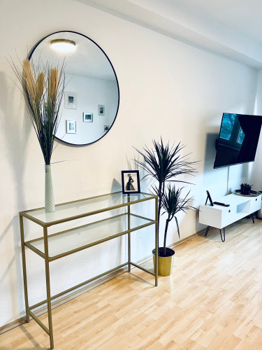 Modern 3 room apartment with balcony, WiFi, kitchen & smart TV