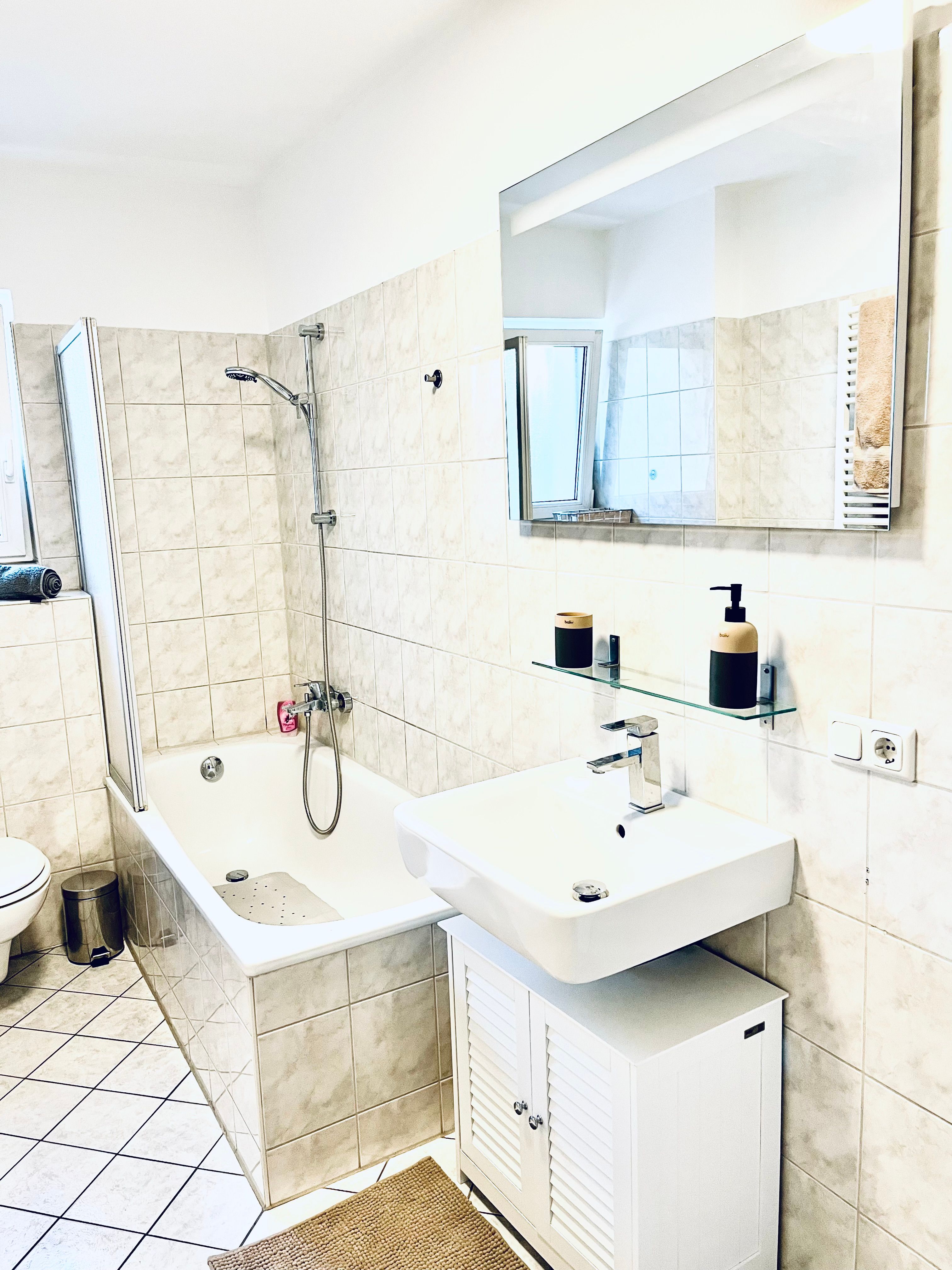 Modern 3 Room Apartment With Balcony, WiFi, Kitchen & Smart TV - 11