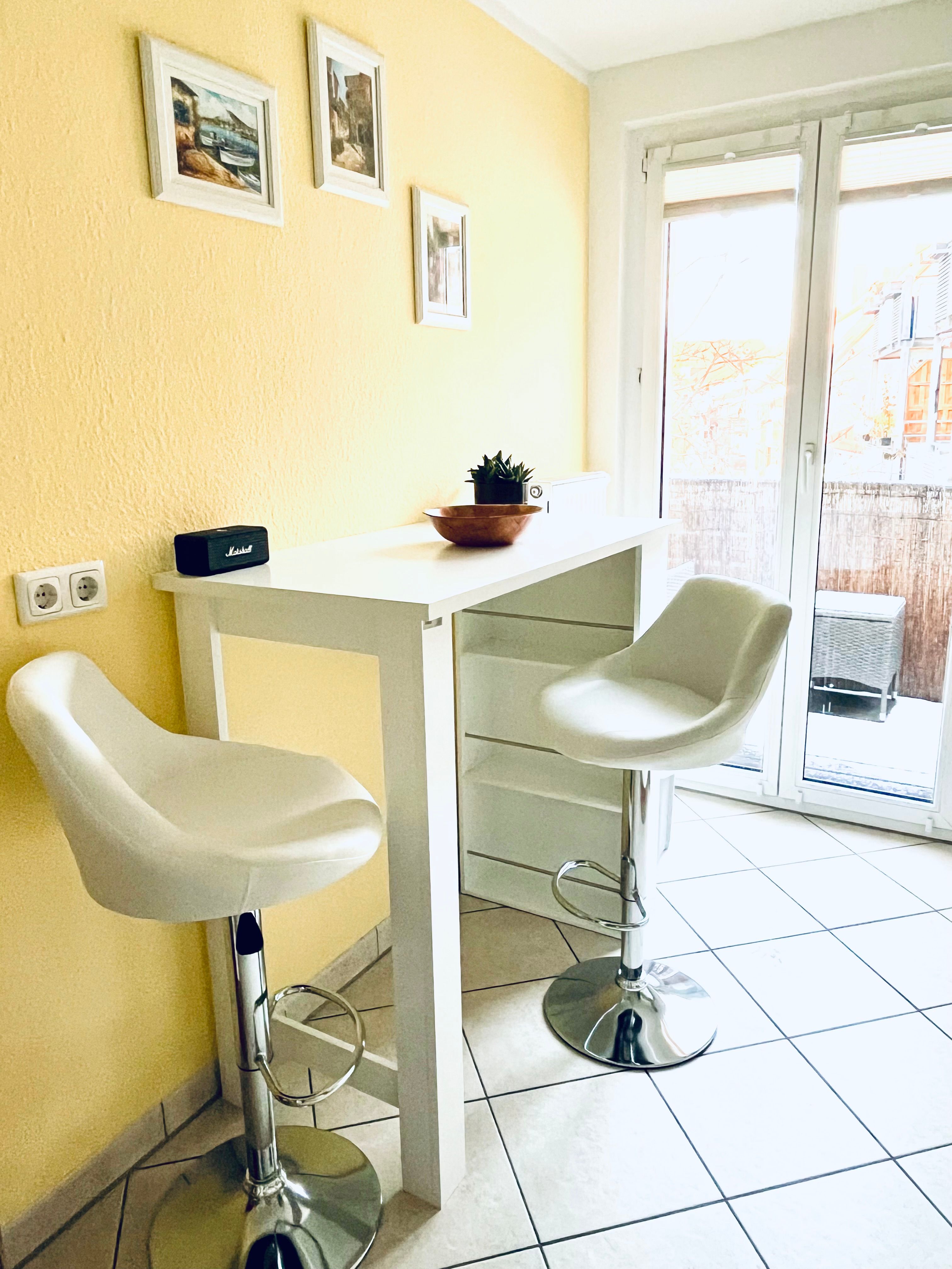 Modern 3 Room Apartment With Balcony, WiFi, Kitchen & Smart TV - 4