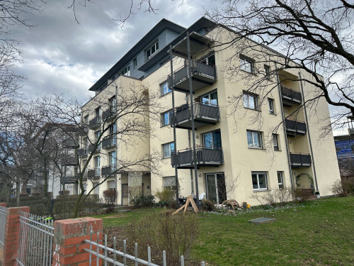 Modern one-bedroom apt. right on the Elbe. Directly next to the Uni Hospital and the Max Planck Inst. for Molecular Cell Biol. and Genetics.