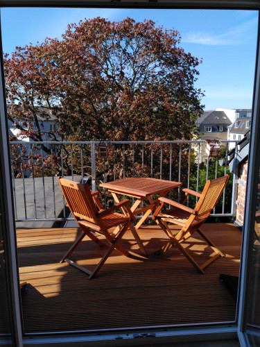 Bright attic apartment with west balcony in central location in Bonn Weststadt