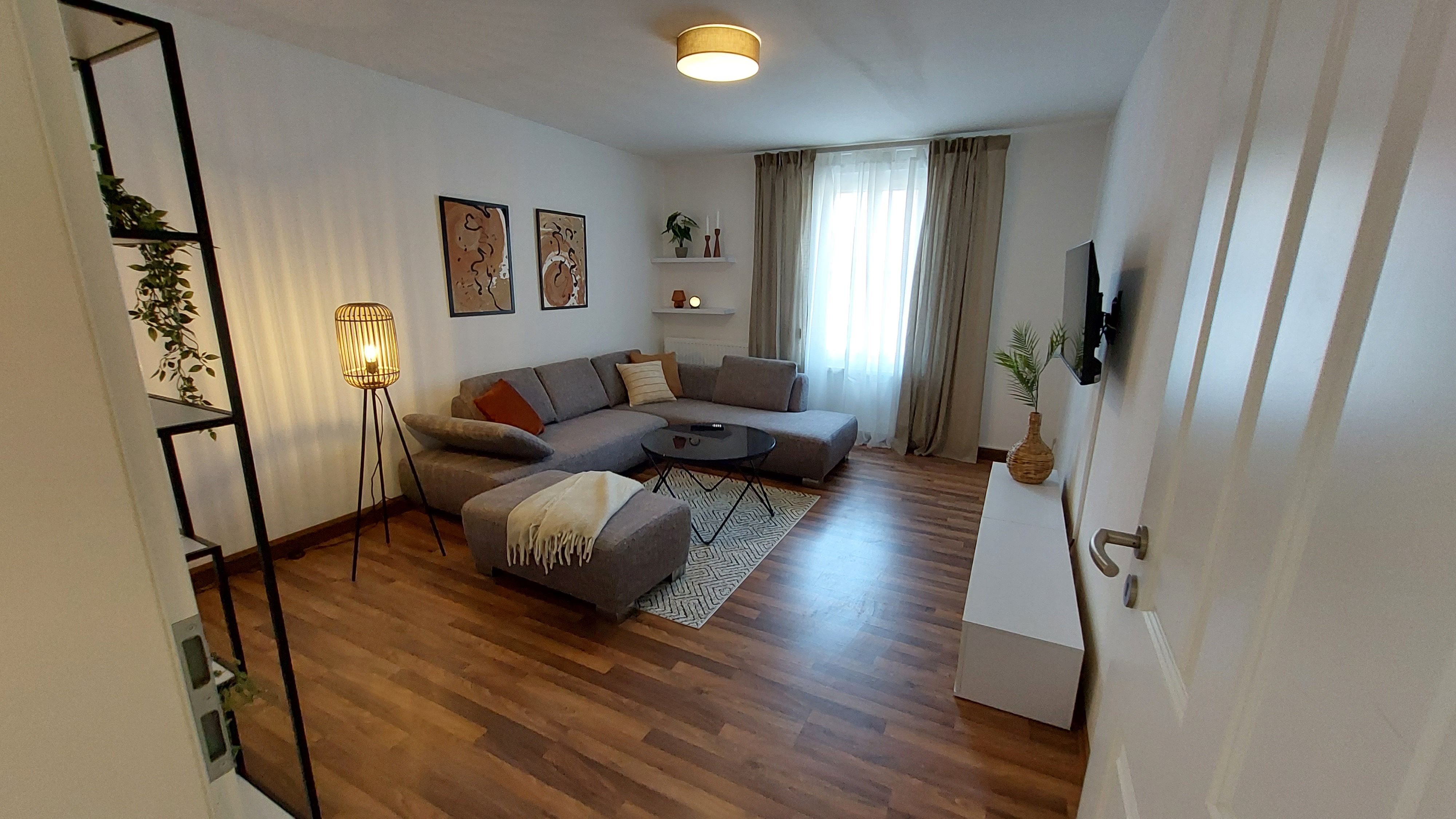 Central With Balcony - Cozy All-In Apartment - 3