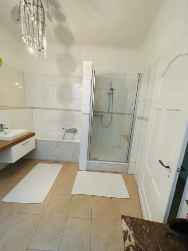 Exclusive, Modern City Apartment with Luxurious Bathroom