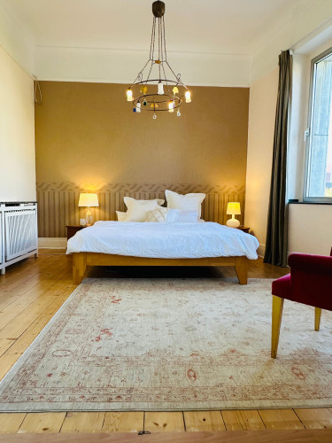 Exclusive, Modern City Apartment with Luxurious Bathroom