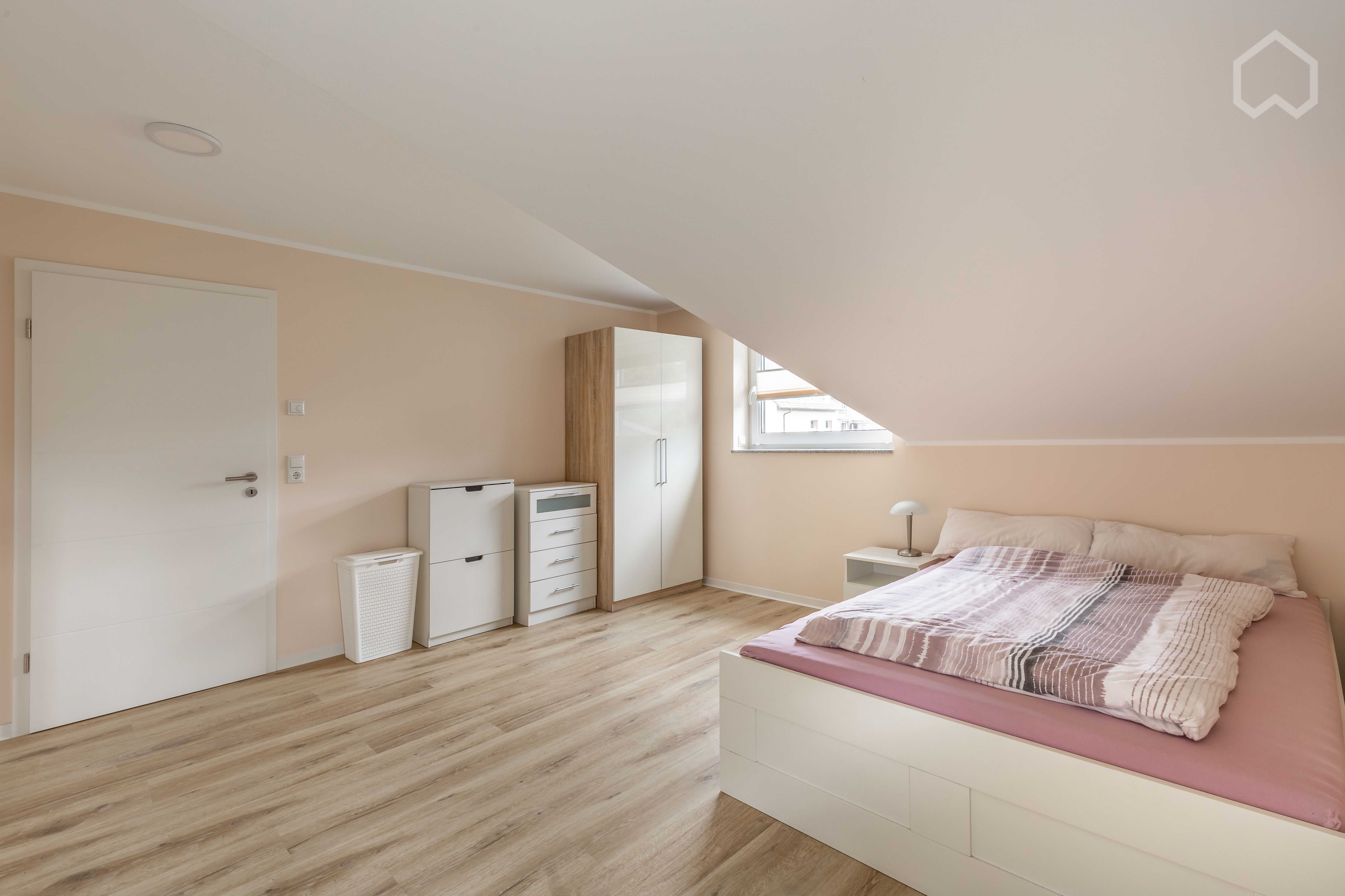 Bright, Modern Apartment With Daylight Bathroom And Balcony In Aachen - 13