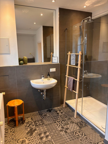 Modern old town apartment with gallery, centrally located below the castle