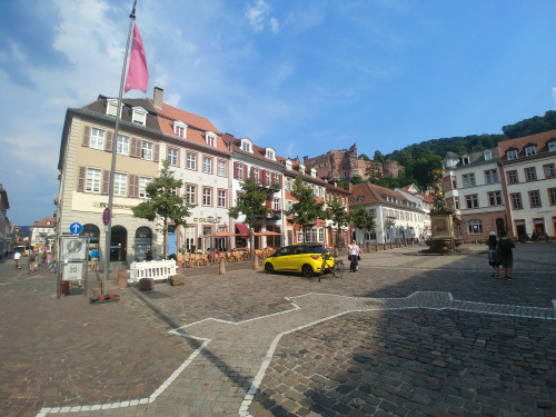 Modern old town apartment with gallery, centrally located below the castle