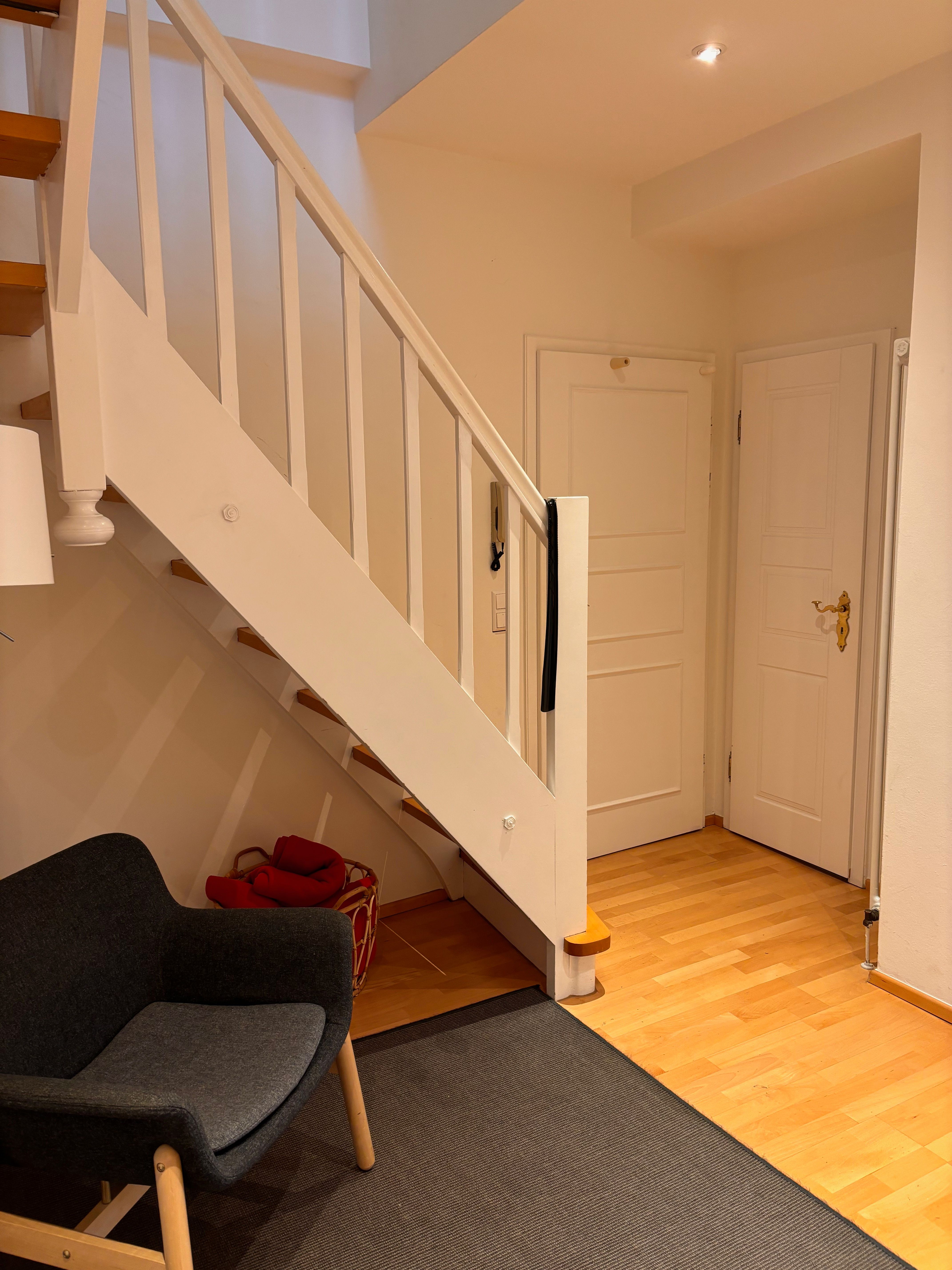 Modern Old Town Apartment With Gallery, Centrally Located Below The Castle - 12