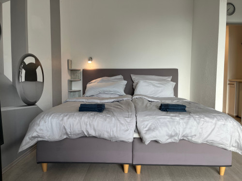 1-room by the Rhine and Shopping Mall with Private Parking