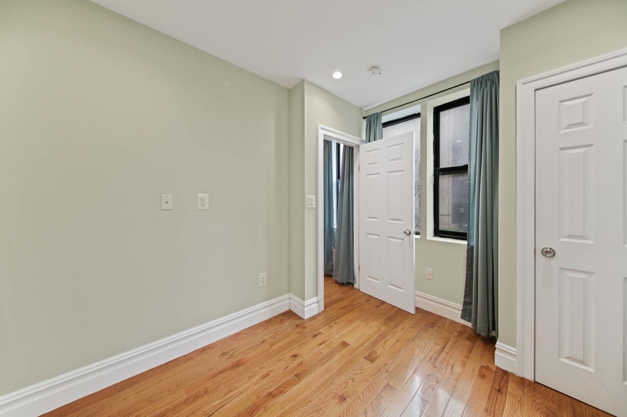 #494: East Village - 1 Bedroom (Queen) - #494: East Village - Gallery - 3