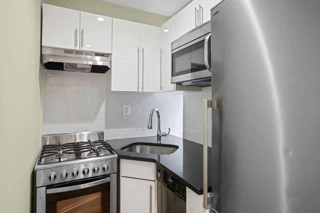 #494: East Village - 1 Bedroom (Queen) - #494: East Village - Gallery - 17