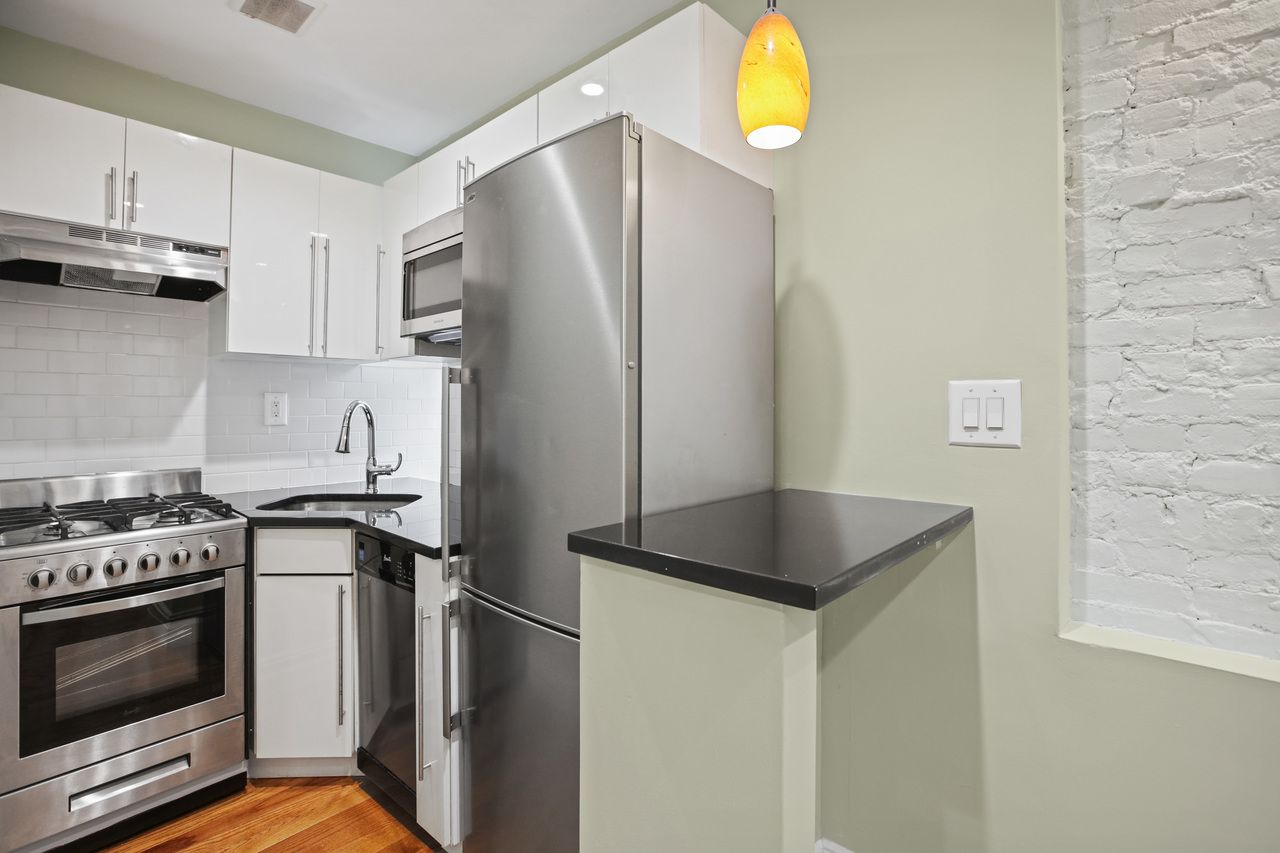 #494: East Village - 1 Bedroom (Queen) - #494: East Village - Gallery - 18