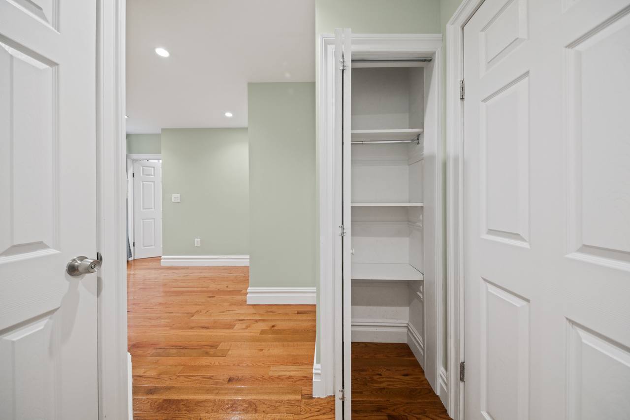#494: East Village - 1 Bedroom (Queen) - #494: East Village - Gallery - 16