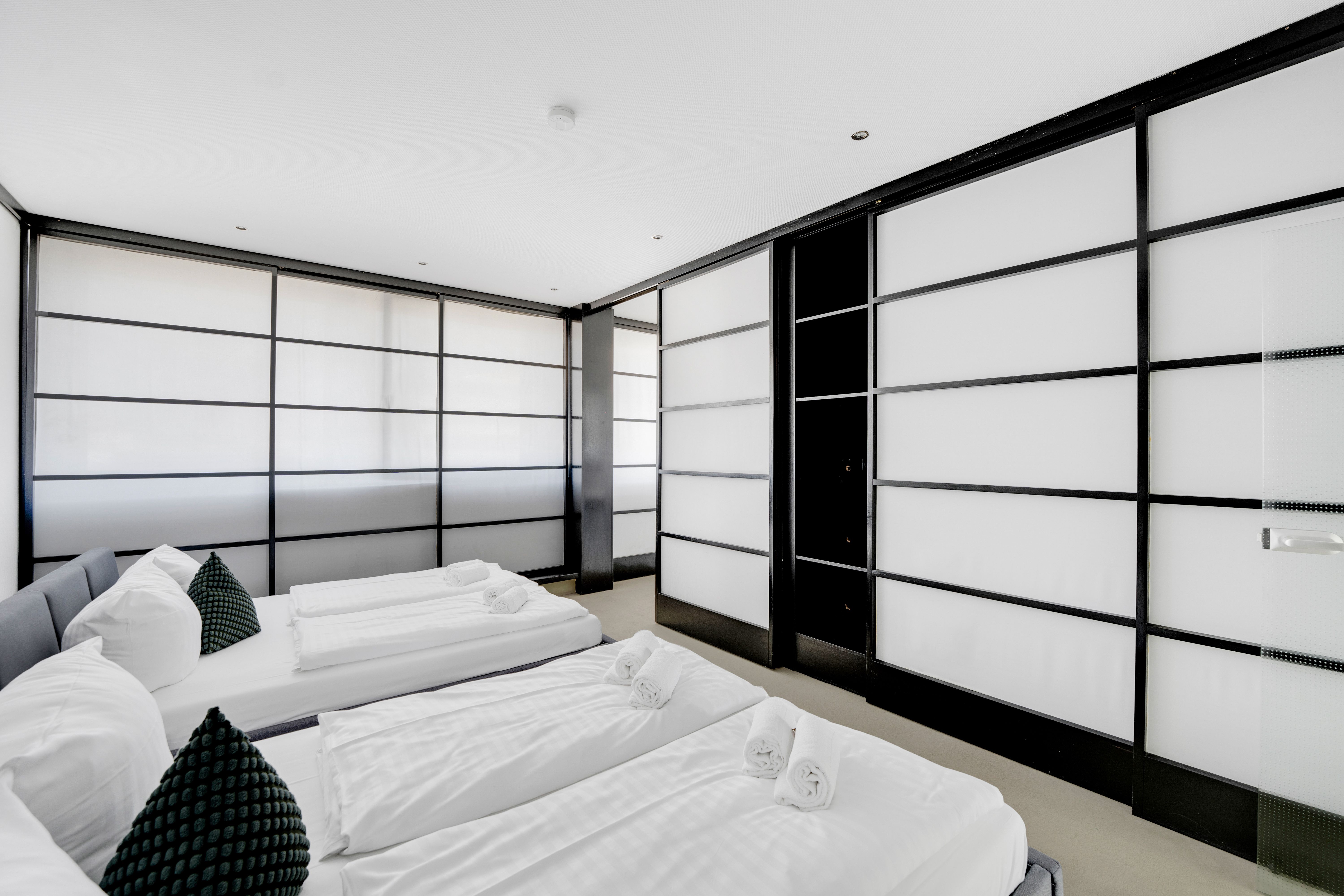 Penthouse 232QM With Whirlpool 12 Person - 24