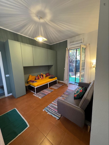 Comfortable one-bedroom apartment with garden, well connected to the center