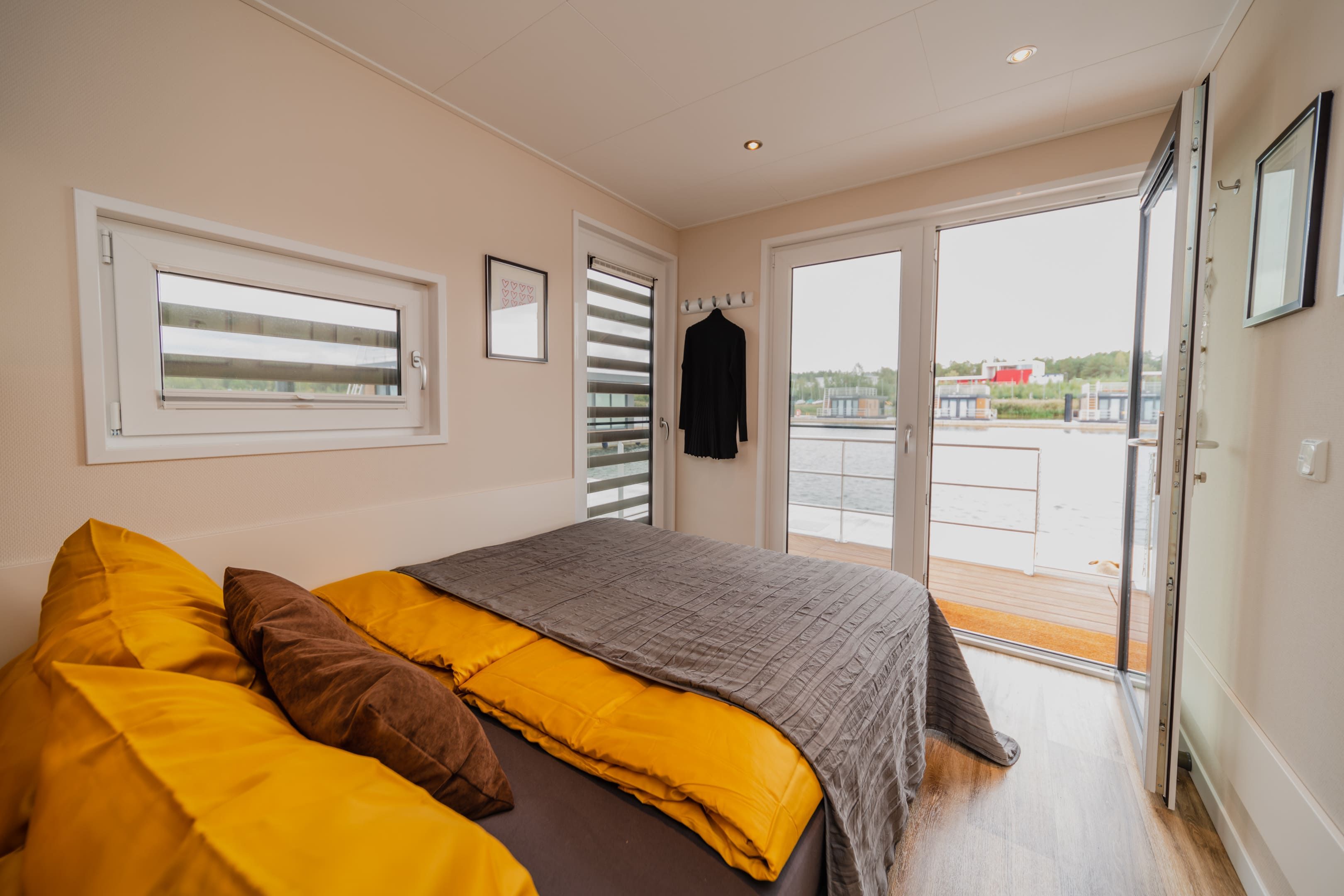  Floating House On The Water  -  Floating house on the water  - Gallery -  9